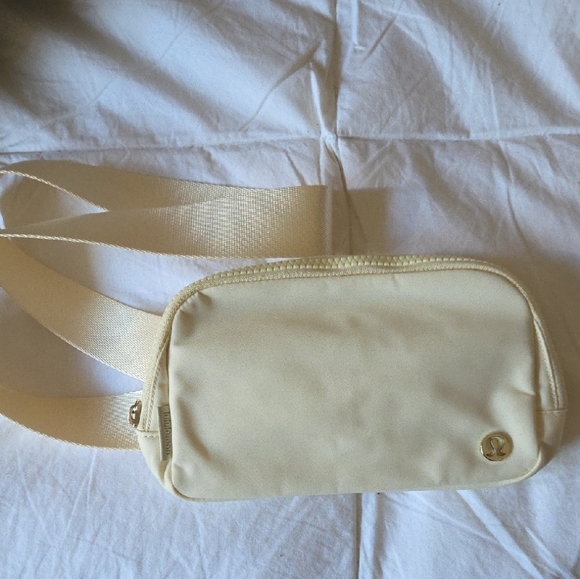 lululemon athletica Handbags - Lululemon Buttercream Bag